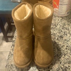 Kids bear paw boots great condition